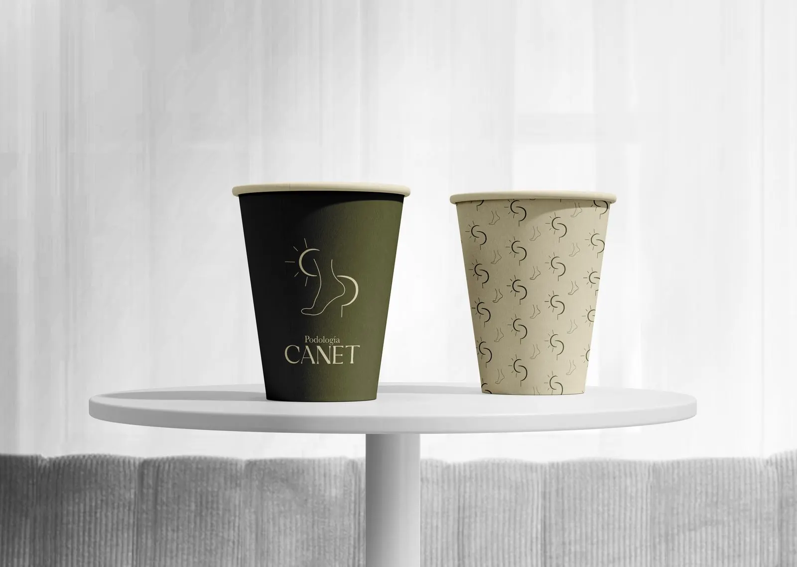Vasos con la marca de Podología Canet